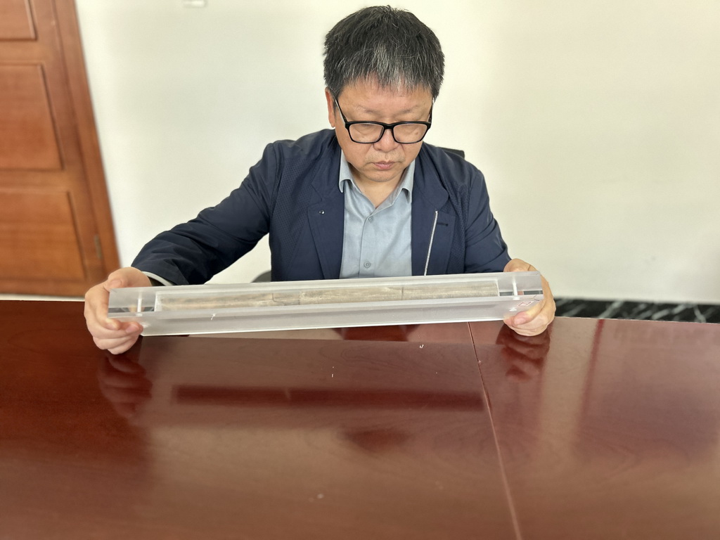 2024年4月12日，湖南省文物考古研究所研究員張春龍在研究簡牘。新華社記者 張玉潔 攝