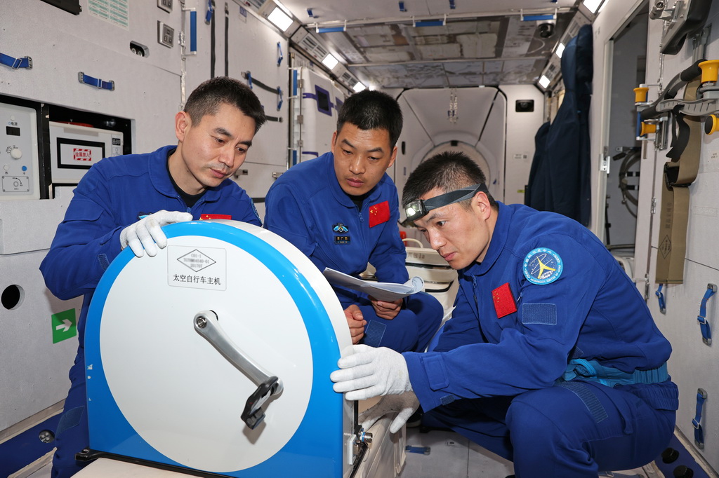 2024年2月18日，神舟十八号航天员乘组在进行太空自行车组装训练。新华社发（徐部 摄）