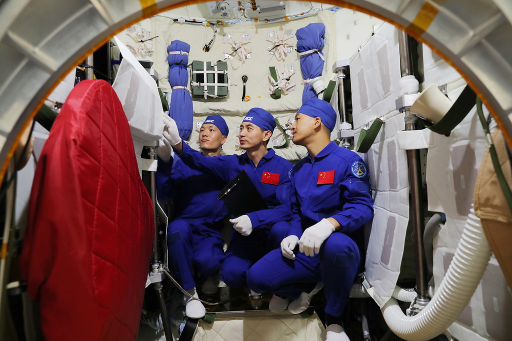 2023年8月22日，神舟十八号航天员乘组在飞船轨道舱训练。新华社发（徐部 摄）