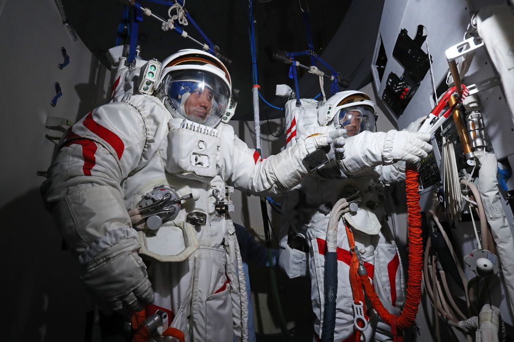 2024年1月15日，神舟十八号航天员叶光富（左）和李广苏在进行出舱程序训练。新华社发（徐部 摄）