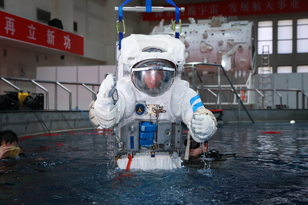 2024年3月22日，神舟十八号航天员李聪穿着水下训练服准备入水。新华社发（徐部 摄）