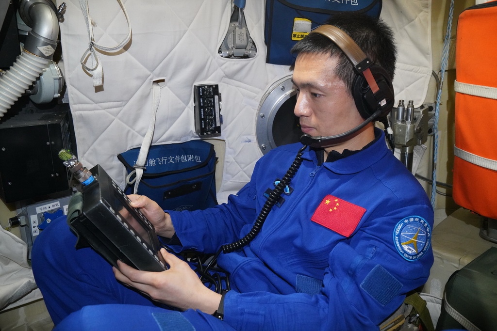 2023年12月7日，神舟十八号航天员李聪在进行飞船操作训练。新华社发（孔方舟 摄）