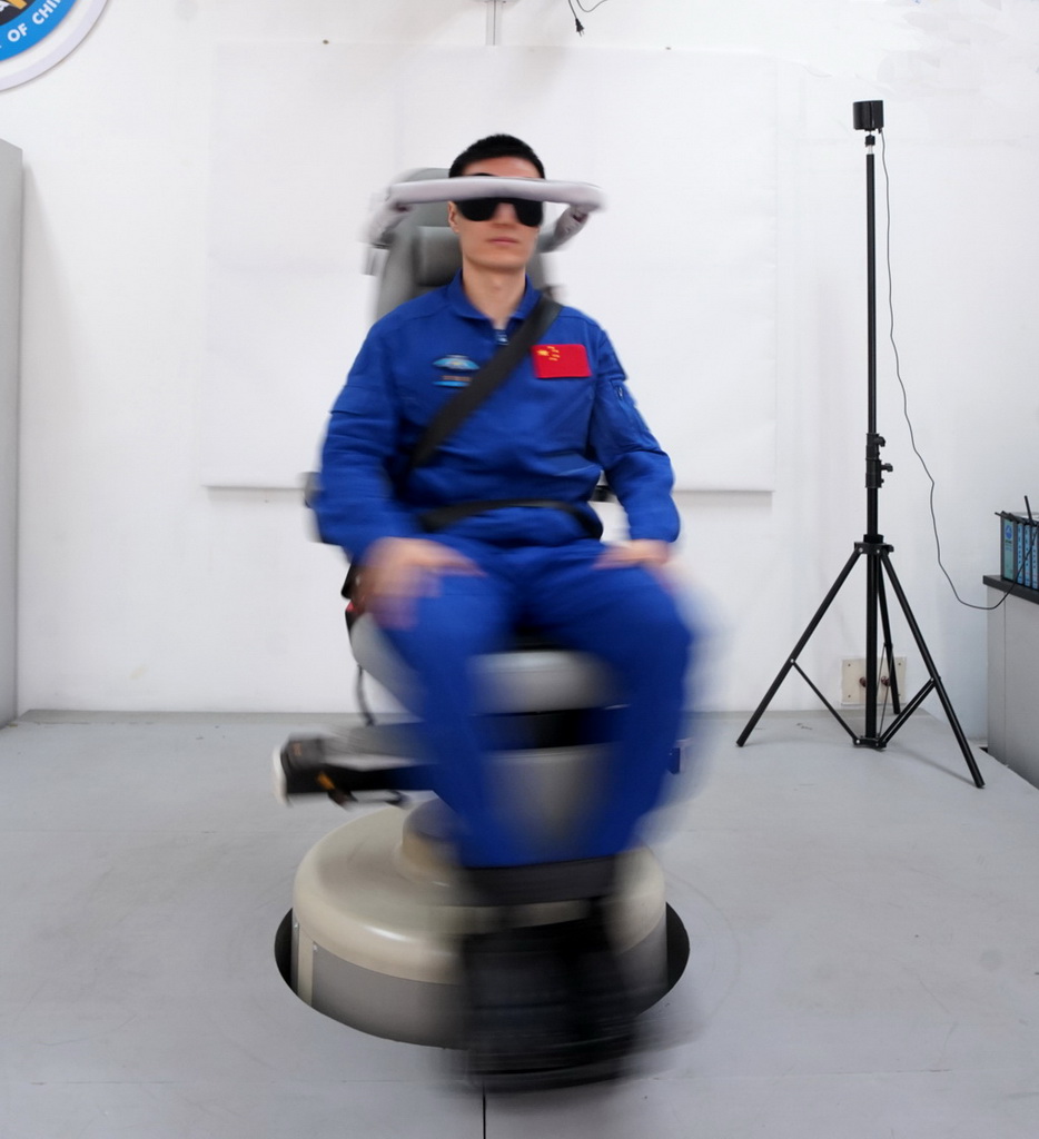 2023年12月4日，神舟十八号航天员李聪在进行转椅训练。新华社发（孔方舟摄）