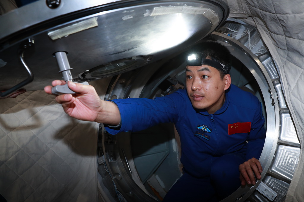 2024年1月29日，神舟十八号航天员李广苏在进行开关舱门训练。新华社发（徐部 摄）