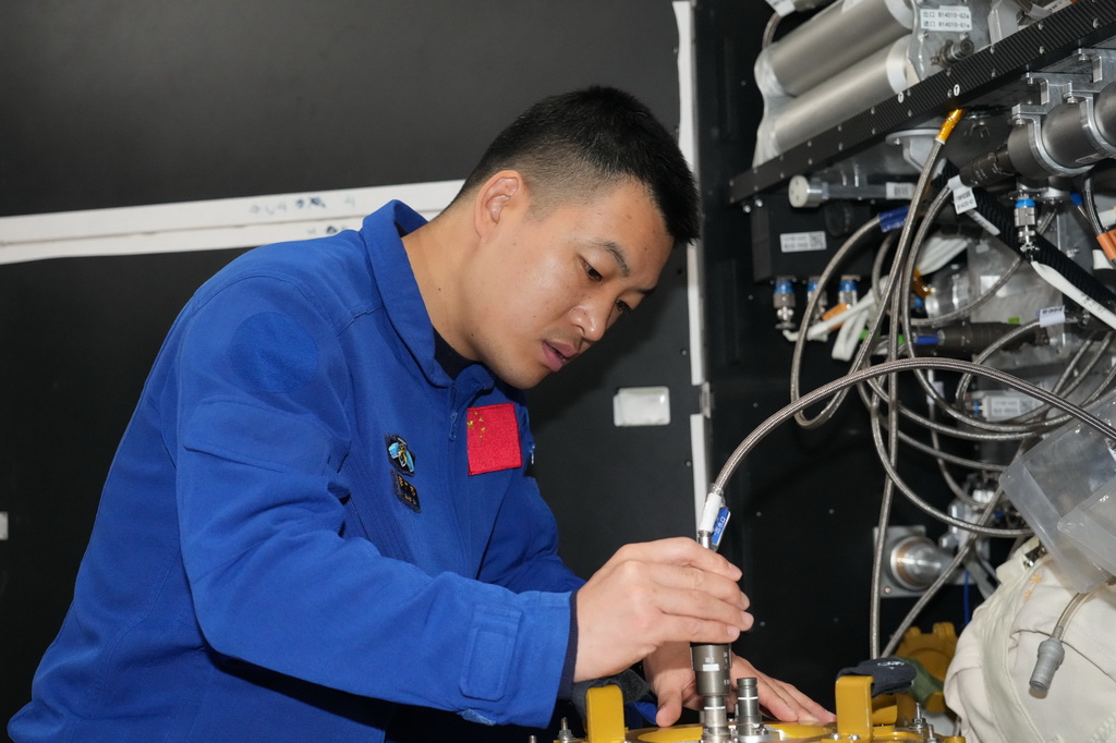 2023年12月22日，神舟十八号航天员李广苏在进行环控生保设备操作训练。新华社发（孔方舟 摄）