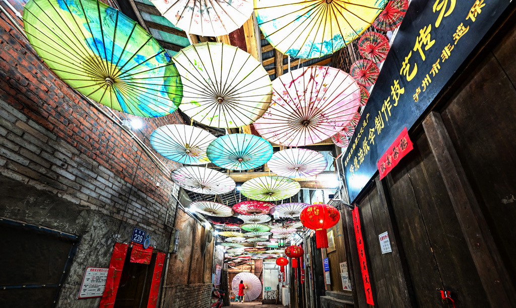 四川瀘州：紙傘制作忙 “非遺”靚市場