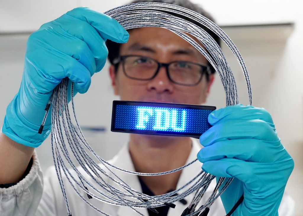 4月22日，复旦大学的研究人员展示高性能纤维电池。