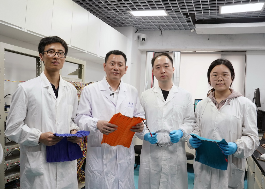 在復旦大學實驗室內拍攝的由中國科學院院士、復旦大學高分子科學系教授彭慧勝（左二）領銜的科研團隊（4月22日攝）。