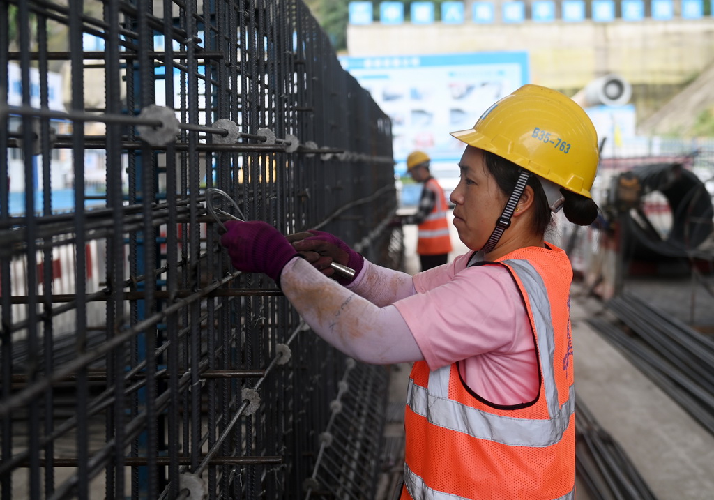 4月25日，工人在廣西昭平縣境內的蒼昭高速公路建設現場施工。