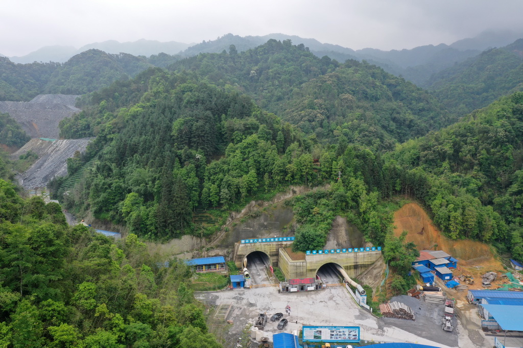 這是廣西昭平縣境內正在建設的蒼昭高速公路隧道（4月25日攝，無人機照片）。