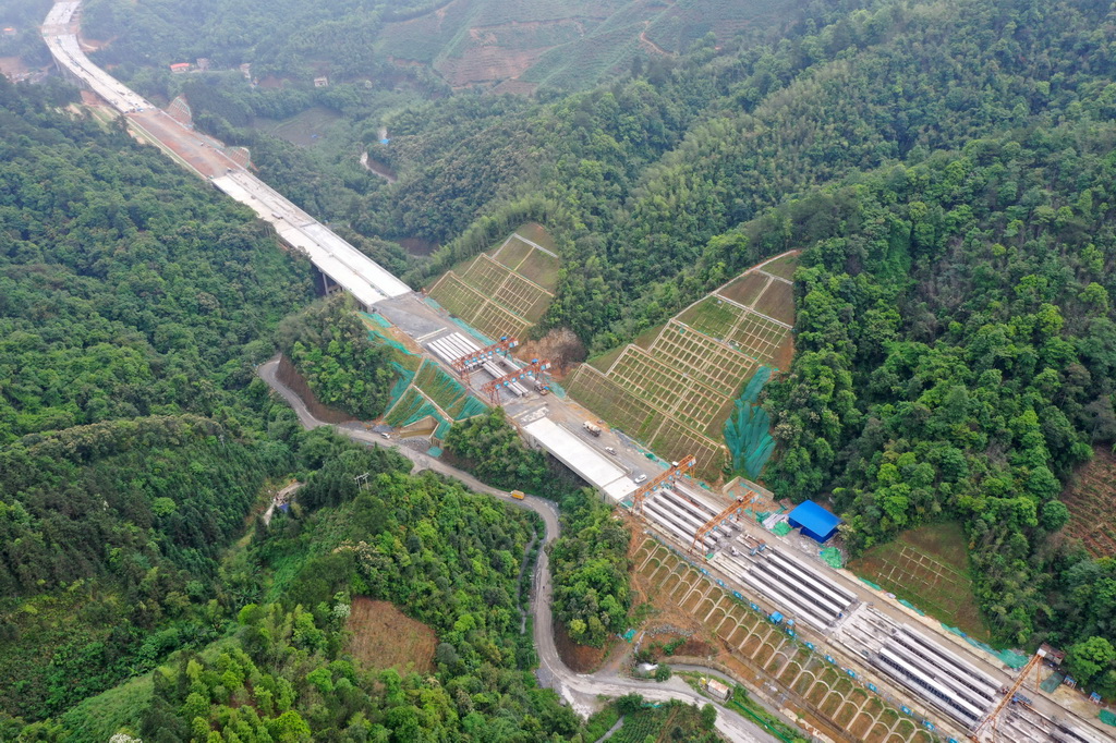 這是廣西昭平縣境內正在建設的蒼昭高速公路路段（4月25日攝，無人機照片）。