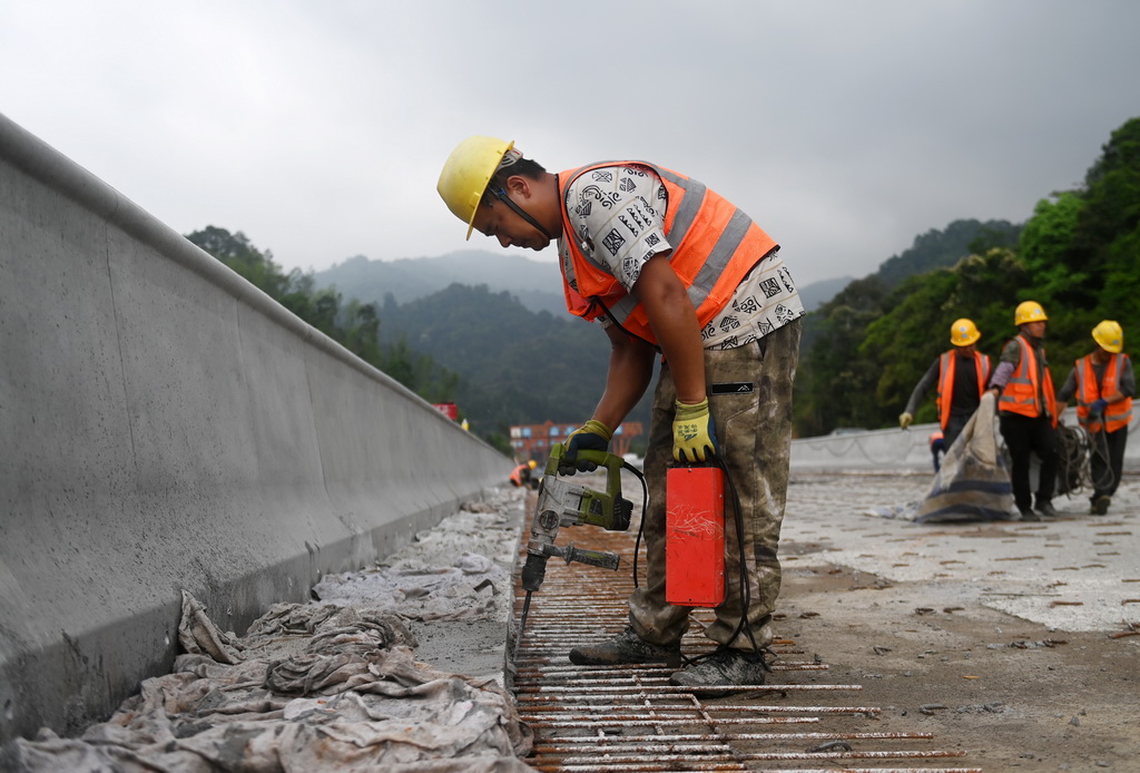 4月25日，工人在廣西昭平縣境內的蒼昭高速公路建設現場施工。