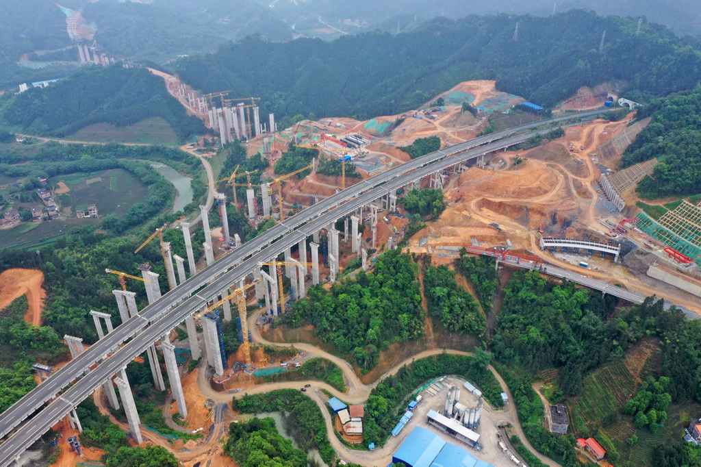 這是廣西昭平縣境內正在建設的蒼昭高速公路橋梁（4月25日攝，無人機照片）。