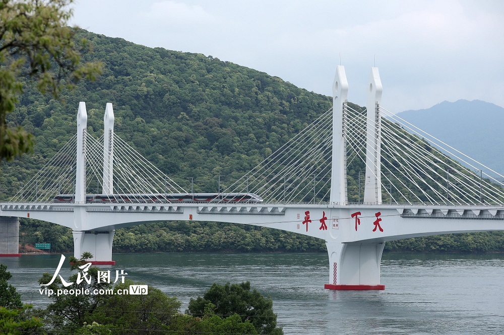 2024��4��26�գ�G9298���׷��г���ʻ�ڰ���ʡ��ɽ�л�ɽ��̫ƽ���ش����ϡ�