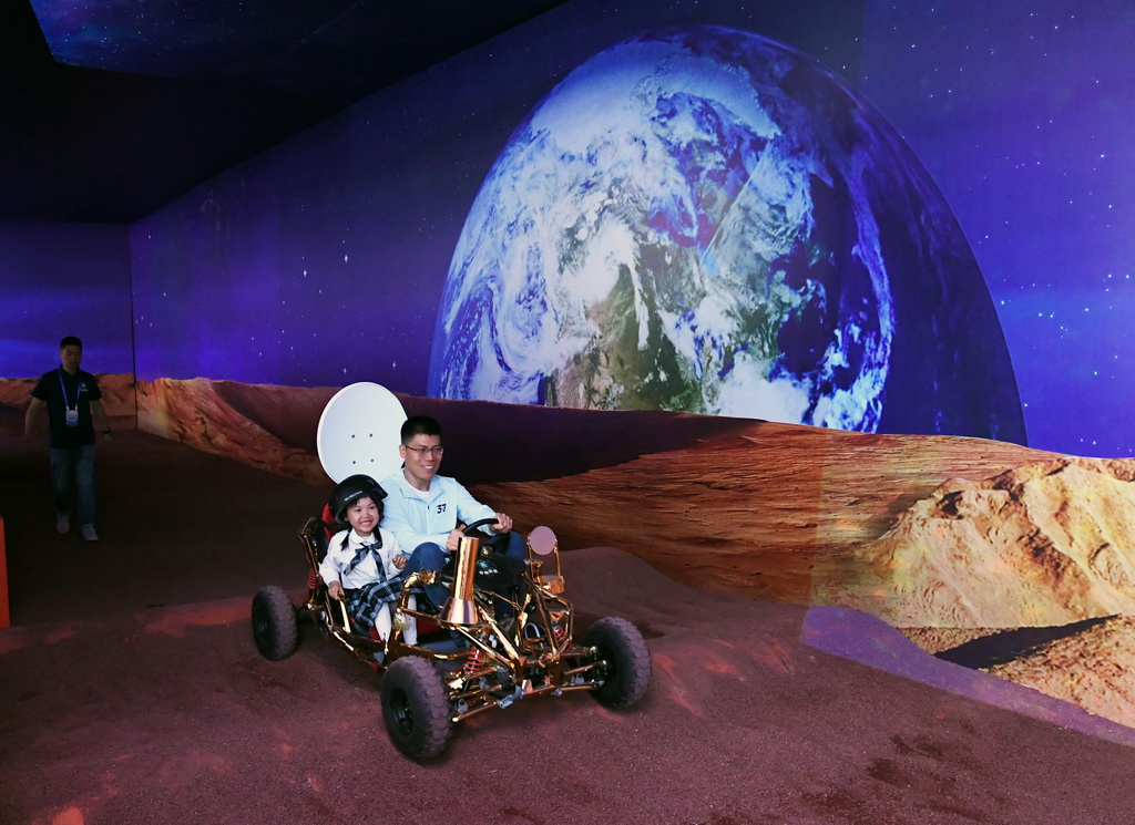 4月27日，观众在北京科幻嘉年华现场体验“星球科考车”驾驶。新华社记者 任超 摄