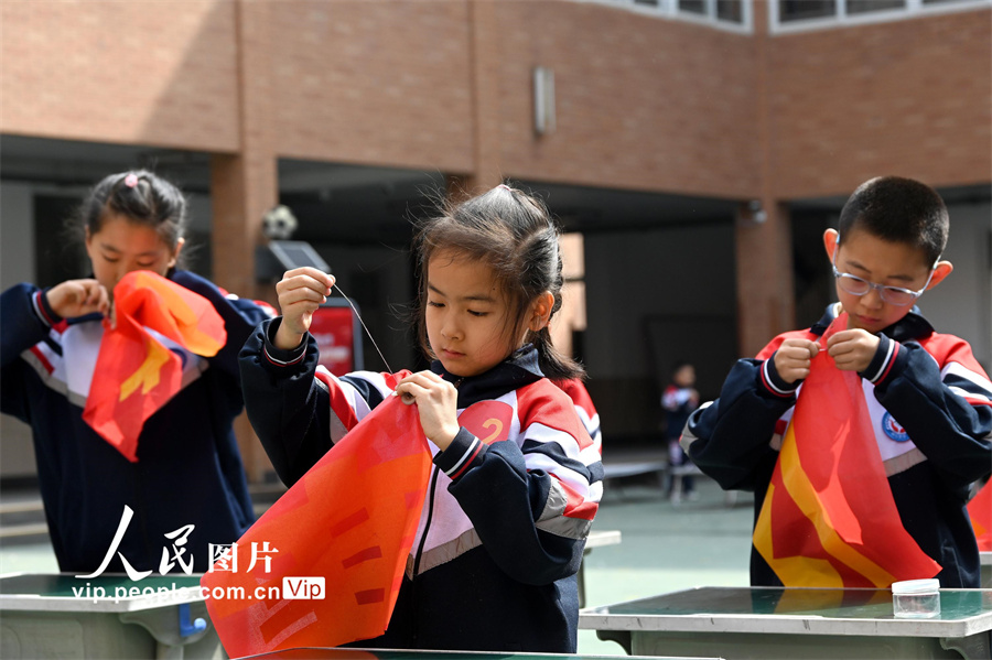 2024年4月28日，河北省邯鄲市邯山區滏河學校南校區的學生在進行巧縫扣子比賽。