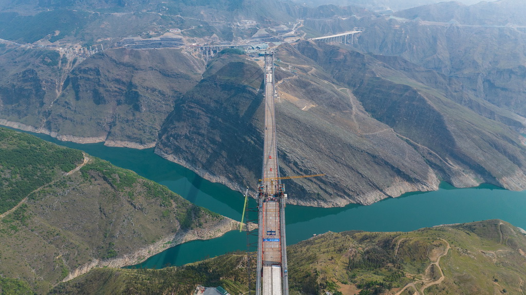 4月28日拍攝的納晴高速牂牁江大橋（無人機照片）。