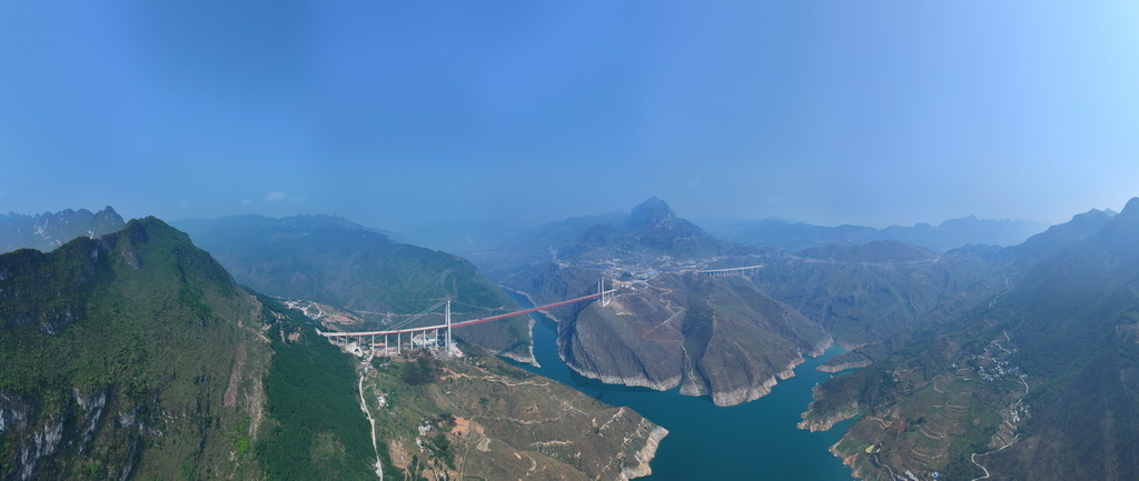 4月28日拍攝的納晴高速牂牁江大橋（無人機全景照片）。