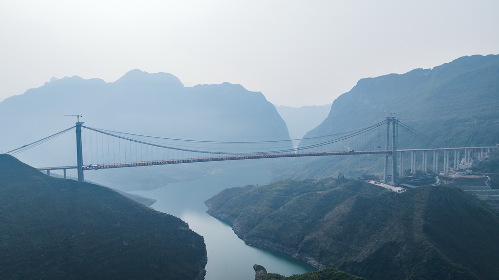 4月28日拍攝的納晴高速牂牁江大橋（無人機照片）。