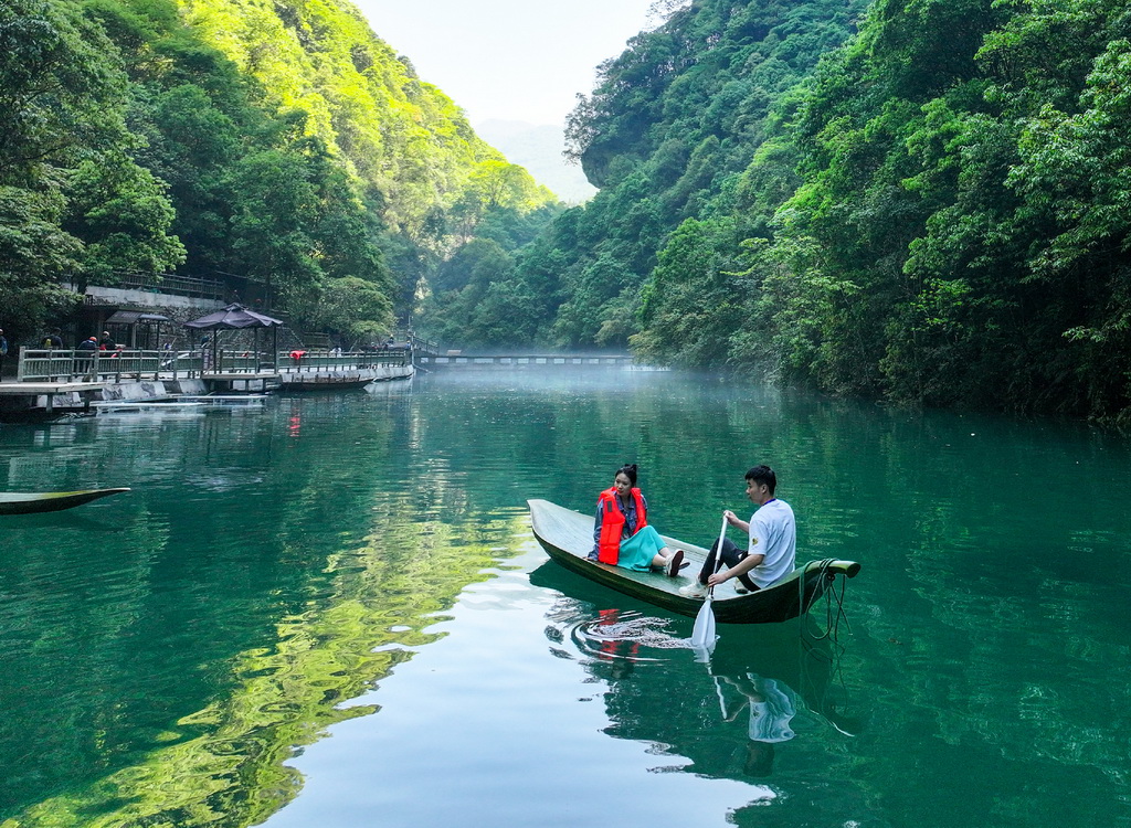 4月28日，游人在鶴峰縣屏山旅游景區體驗“箬葉”浮碧波（無人機照片）。新華社發（胡學軍攝）