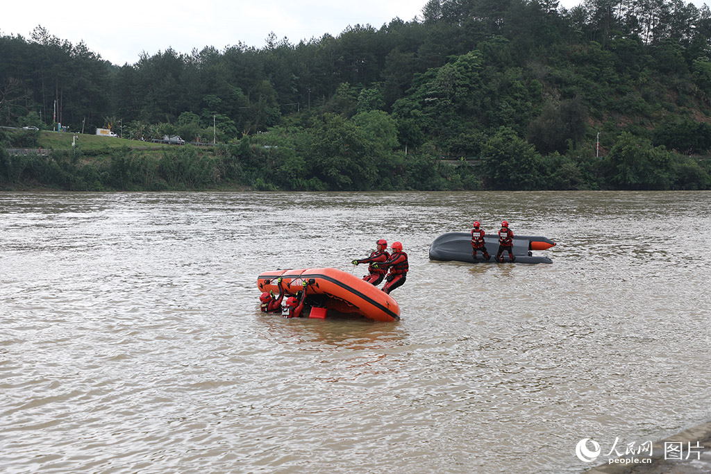 救援人员进行翻船自救训练。童鹏程摄