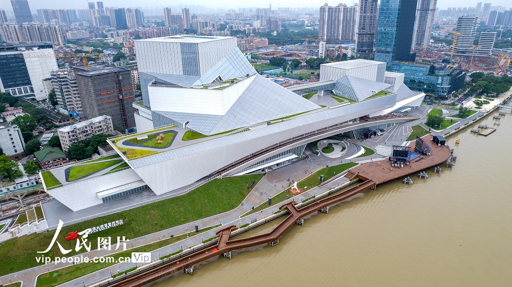 2024年5月1日，白鹅潭大湾区艺术中心正式向公众开放。