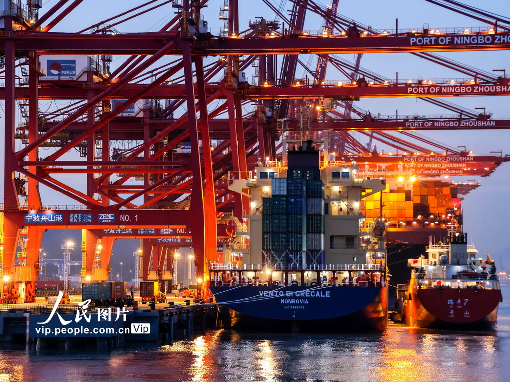  Zhejiang Ningbo Zhoushan Port Jintang Dapukou Container Terminal is under brilliant lights and busy operation