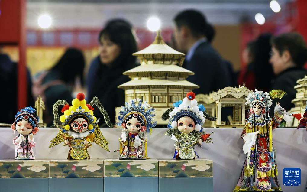 5月1日，在法国巴黎国际博览会上，人们在“遇鉴中国”中华文化主题展上参观。新华社记者 高静 摄