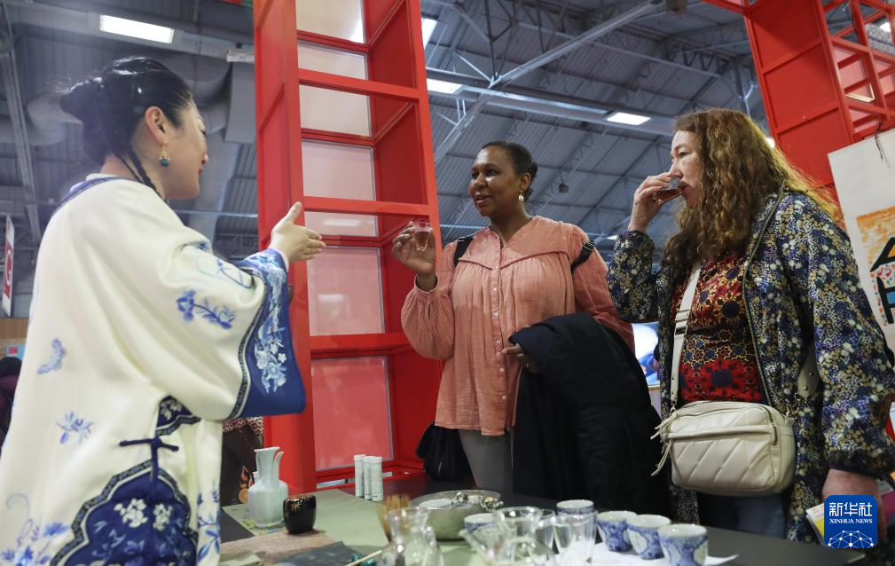 5月1日，在法国巴黎国际博览会上，人们在“遇鉴中国”中华文化主题展上品茶。新华社记者 高静 摄