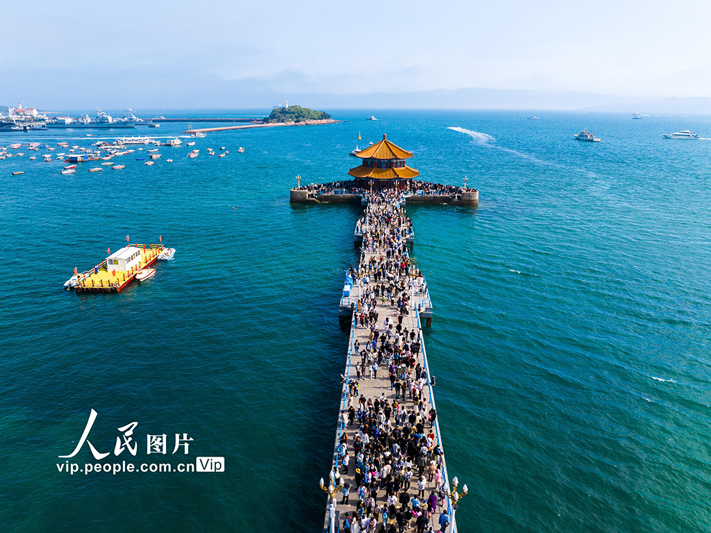  Qingdao, Shandong: Zhanqiao Scenic Spot is full of tourists