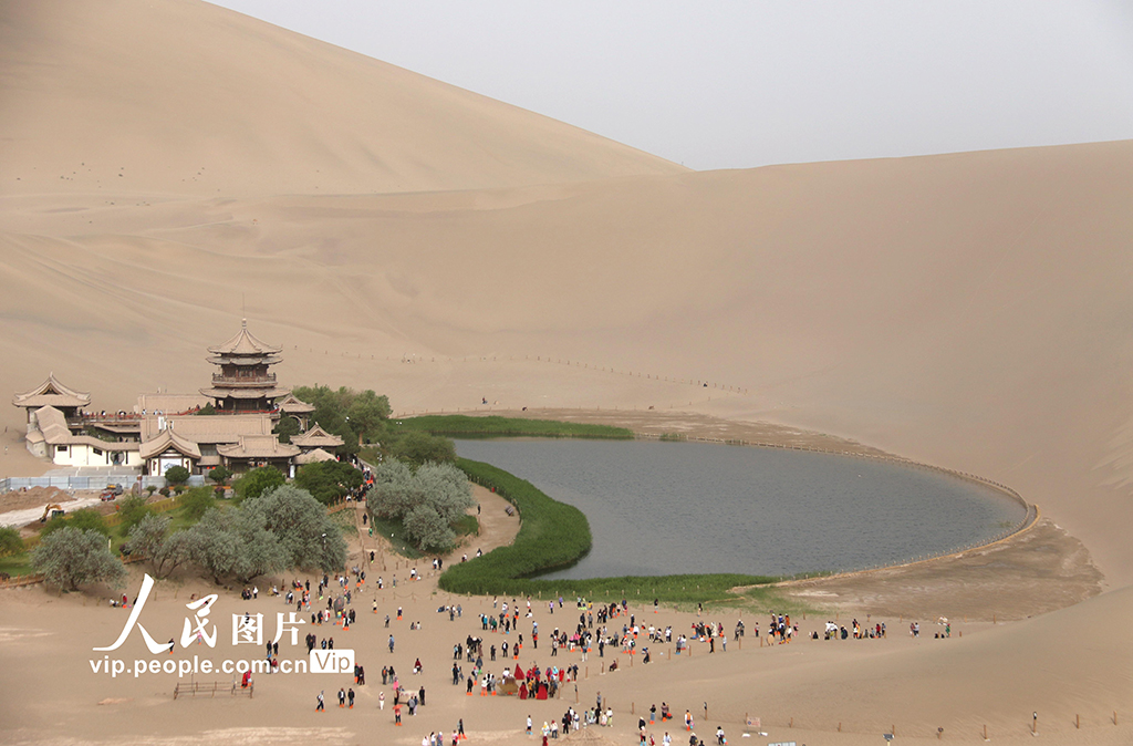  Dunhuang, Gansu Province: Popular May Day Holiday Tourism