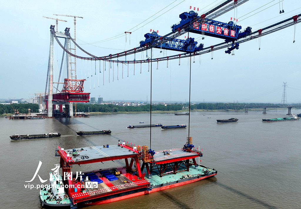  Tongling, Anhui: G3 Tongling Yangtze River Highway and Railway Bridge Erecting the First Steel Beam in the Suspension Area