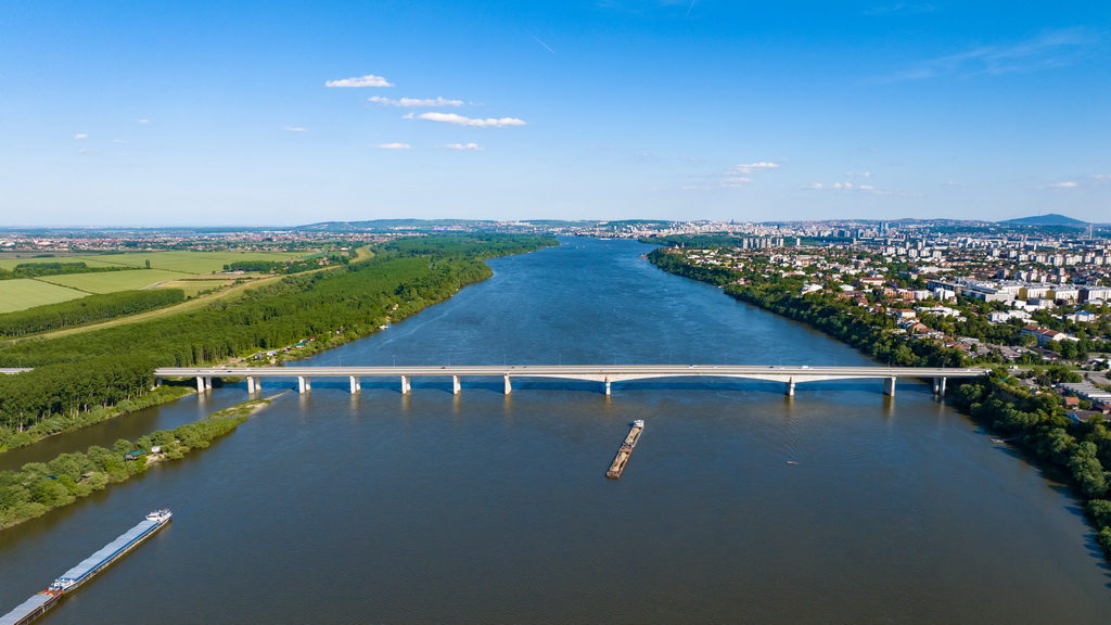 這是在塞爾維亞首都貝爾格萊德拍攝的澤蒙—博爾察大橋（普平大橋）（4月28日攝，無人機照片）。新華社發（王韡攝）