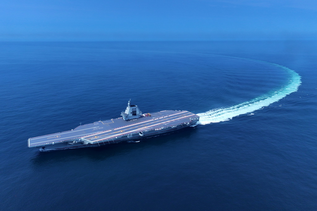 這是首航試驗中的中國海軍福建艦（5月7日攝，無人機照片）。新華社發（丁子羽 攝）