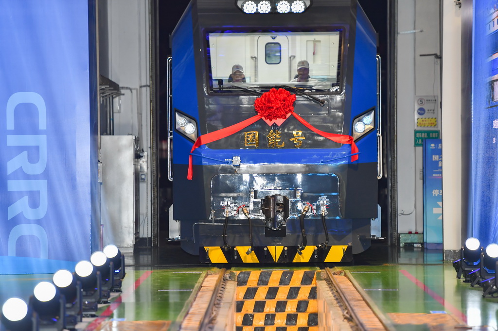 這是5月9日拍攝的國內首台新型智能重載電力機車下線儀式現場。