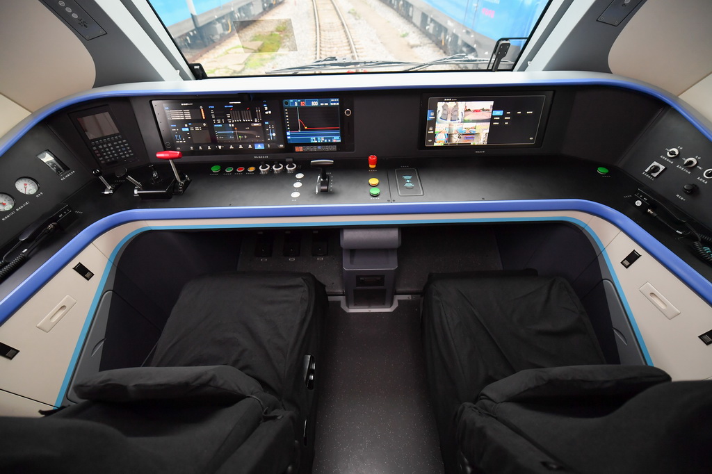這是5月9日拍攝的國內首台新型智能重載電力機車的智能座艙一角。