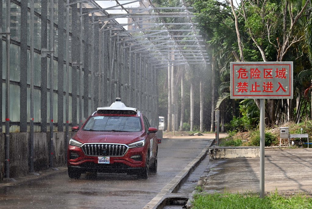 5月8日，汽車在進行自動駕駛淋雨測試。
