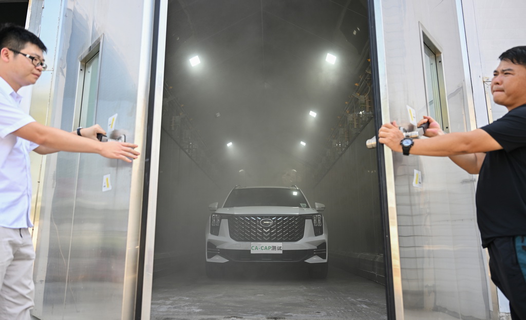 5月7日，工作人員對汽車進行鹽霧腐蝕試驗。