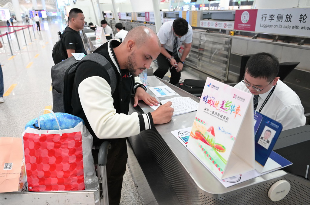 5月11日，在深圳寶安國際機場，搭乘深圳—墨西哥城直飛航線的乘客辦理值機。新華社記者 毛思倩 攝