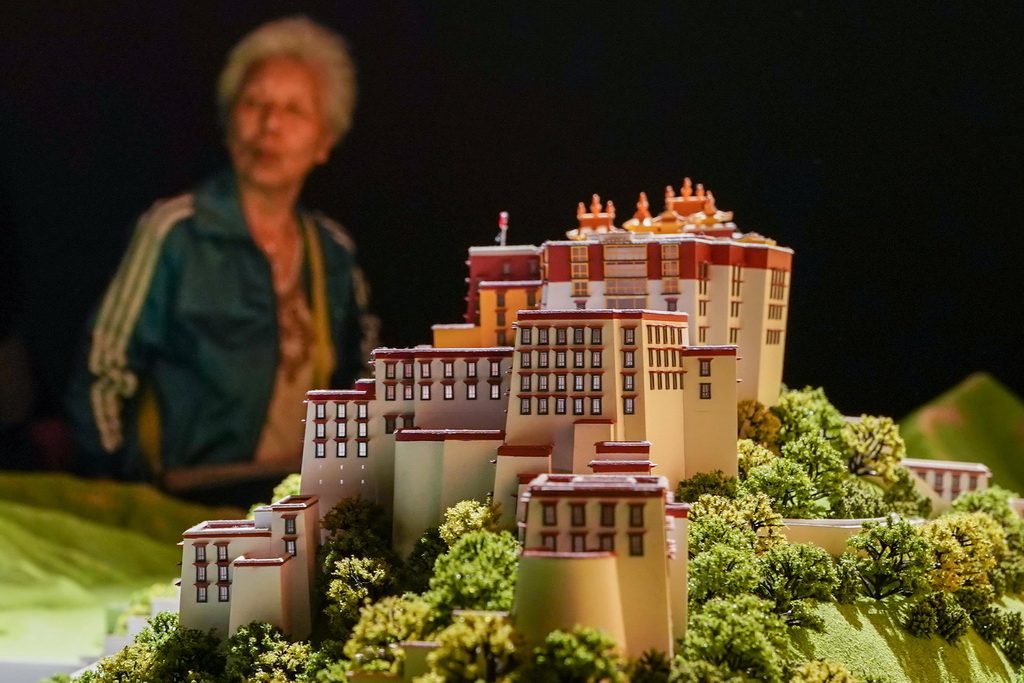 5月11日，觀眾在展出現場參觀拍攝布達拉宮模型。