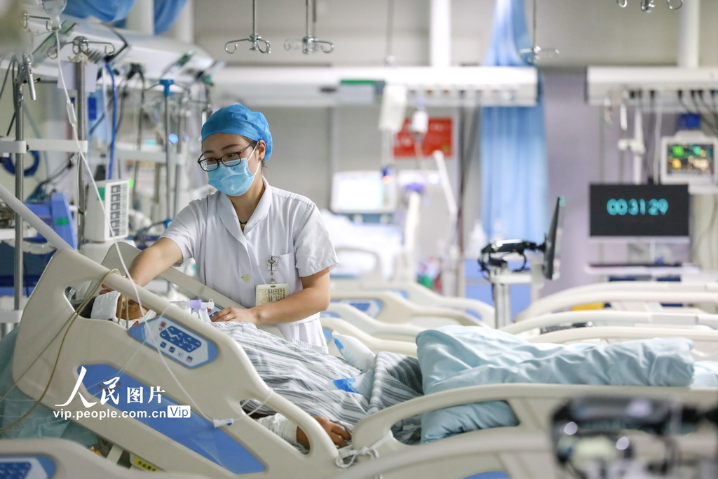 2024年5月11日，護士在浙江省人民醫院畢節醫院重症醫學科病房對患者進行護理。