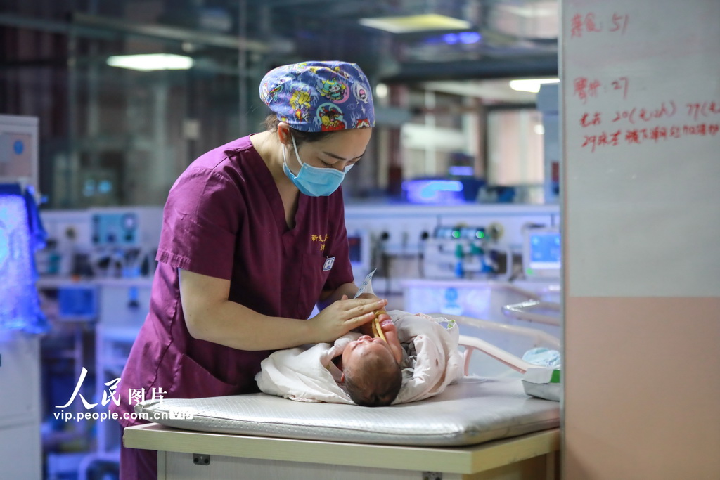 2024年5月10日，護士在浙江省人民醫院畢節醫院新生兒科對新生兒進行護理。