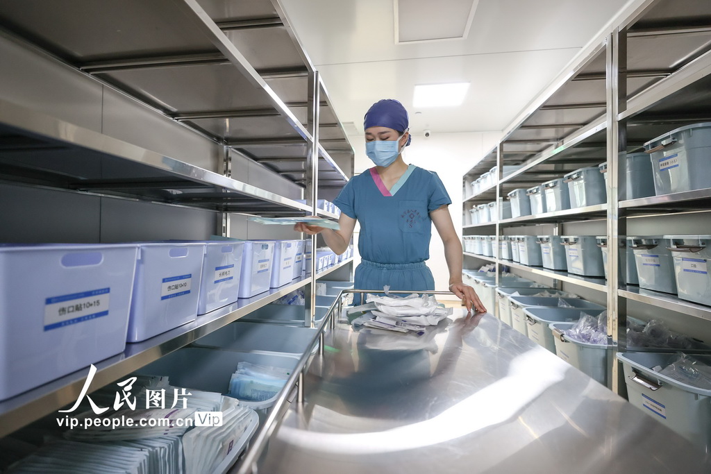 2024年5月8日，護士在浙江省威寧縣人民醫院准備手術用品。