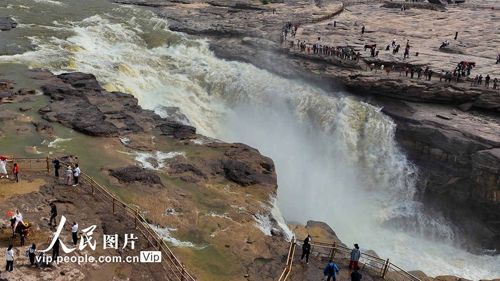  Hukou, Shaanxi: "Qingliu Waterfall" Landscape Appears