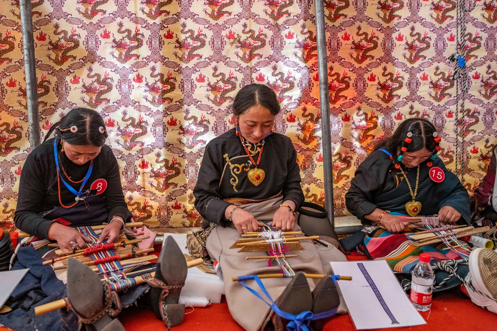 5月12日，在那曲市聶榮縣尼瑪鄉，農牧民選手們在帳篷裡進行手工編織技能的比賽。新華社記者 孫非 攝
