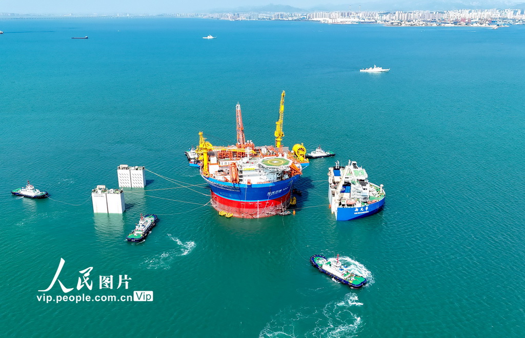山东青岛：亚洲首艘圆筒型“海上油气加工厂”启运珠江口盆地