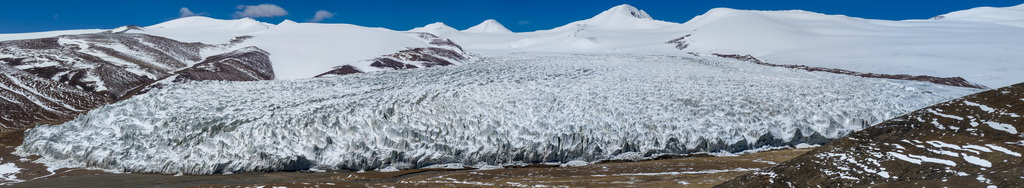 藏色崗日冰川全貌（無人機拼接照片，5月11日攝）。新華社記者 姜帆 攝
