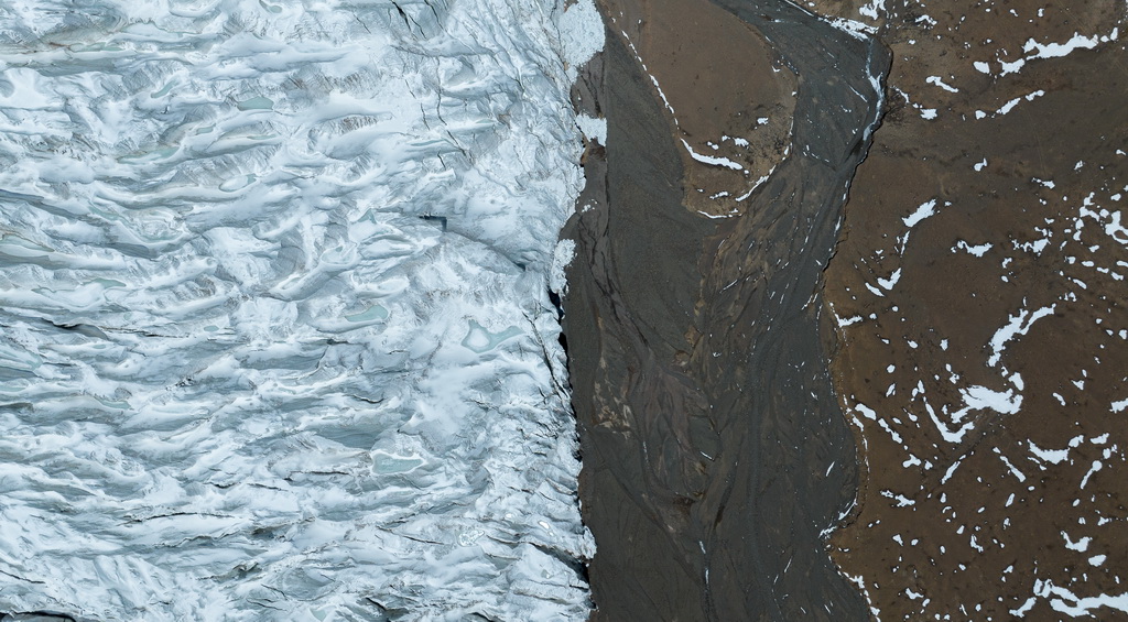 藏色崗日冰川的冰舌（無人機照片，5月11日攝）。新華社記者 丁增尼達 攝