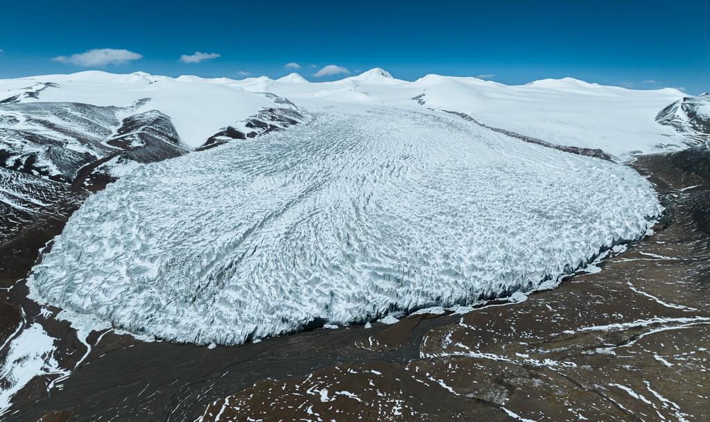 藏色崗日冰川（無人機照片，5月11日攝）。新華社記者 丁增尼達 攝