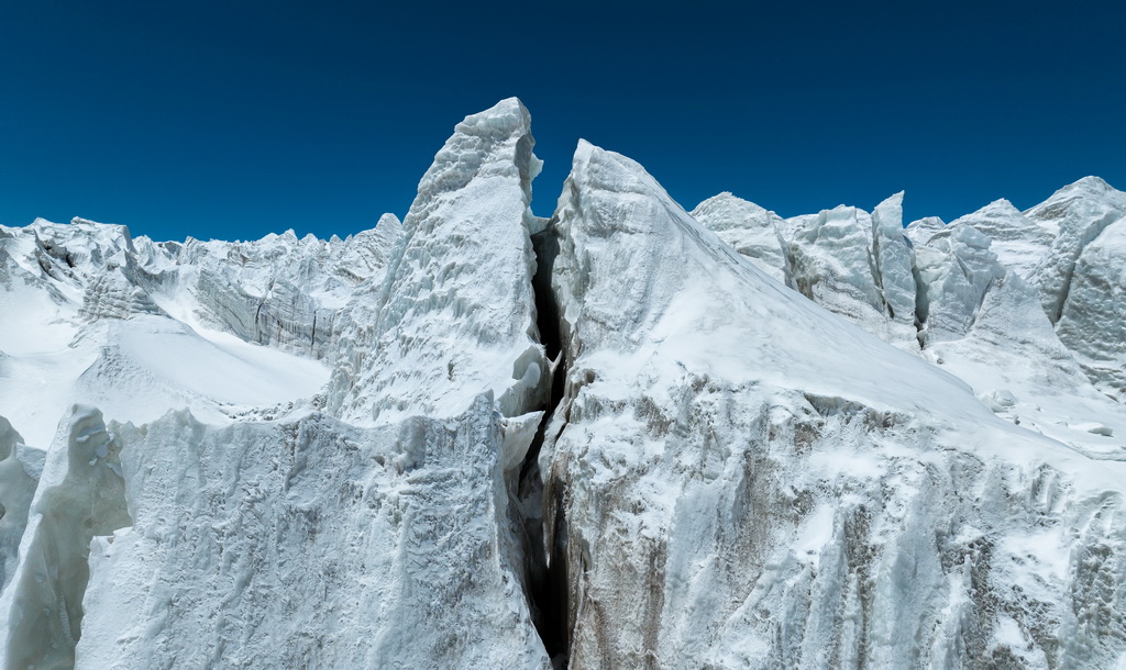 藏色崗日冰川冰塔林（無人機照片，5月11日攝）。新華社記者 丁增尼達 攝